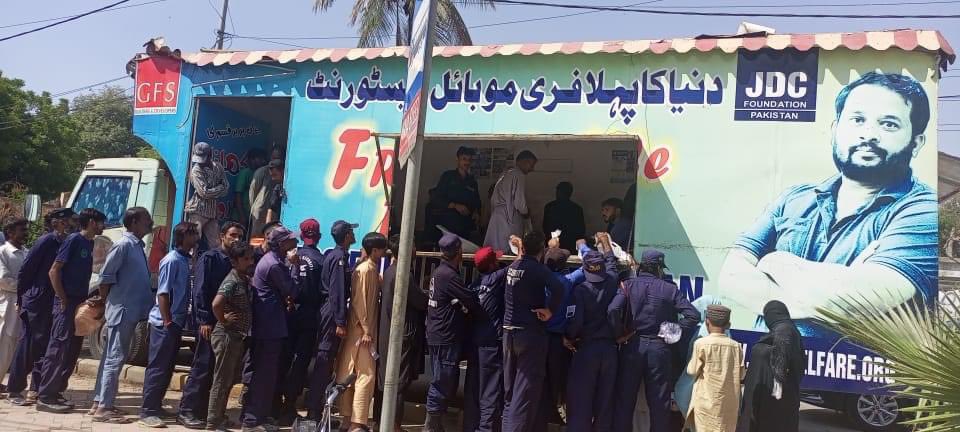 ZafarJdc's tweet photo. جے ڈی سی فری موبائل ریسٹورنٹ شارہ فیصل دوپہر کھانے کے مناظر۔یاد رہے کھانا کھلانے کے ساتھ کھانا پارسل بھی فراہم کیا جاتا ہے
.
.
.
#jdc #jdcfoundation #jdcfreemobilerestauarnt #jdcdastarkhuwan #shahraefaisal #freefood #freefooddistrubution #donate #support #joinhandswithjdc https://t.co/uE3ndHcG6k