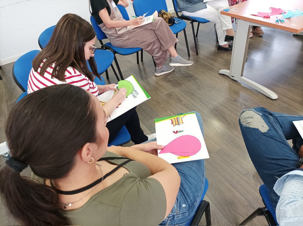 VoluntariadoPAV's tweet image. El #voluntariadoandaluz  participará en 2 talleres
Estupend@s dinamizador@s de cada espacio
Momento de RECONECTAR con...Nosotros/as mismos/as: Dña. Ana Villegas y D.Alejando García
Nuestra entidad y colectivo:Dña. Sandra Ruíz y Dña. María Gil
#Reconectando