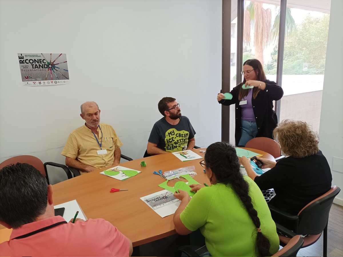 VoluntariadoPAV's tweet image. El #voluntariadoandaluz  participará en 2 talleres
Estupend@s dinamizador@s de cada espacio
Momento de RECONECTAR con...Nosotros/as mismos/as: Dña. Ana Villegas y D.Alejando García
Nuestra entidad y colectivo:Dña. Sandra Ruíz y Dña. María Gil
#Reconectando