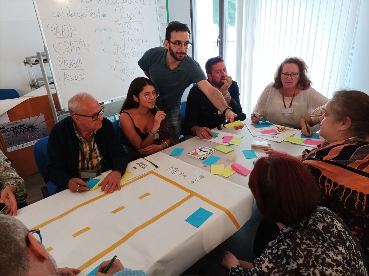 VoluntariadoPAV's tweet image. El #voluntariadoandaluz  participará en 2 talleres
Estupend@s dinamizador@s de cada espacio
Momento de RECONECTAR con...Nosotros/as mismos/as: Dña. Ana Villegas y D.Alejando García
Nuestra entidad y colectivo:Dña. Sandra Ruíz y Dña. María Gil
#Reconectando