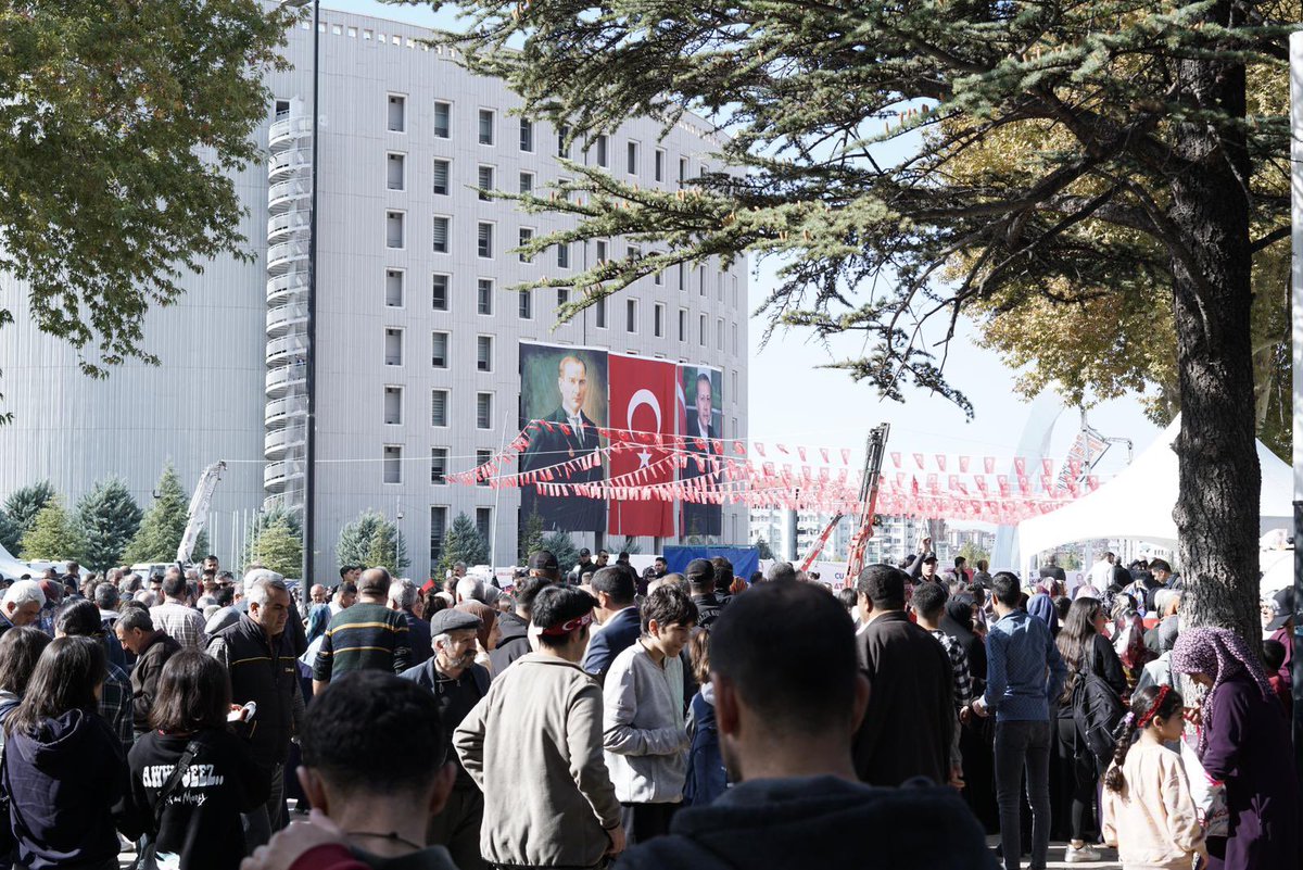 selahattingrkn's tweet photo. Allah'ına Gurban Malatya

Hemşehrilerimiz Cumhurbaşkanımız Sayın @RTErdogan’ı bekliyor! https://t.co/4xHxOwfnm0