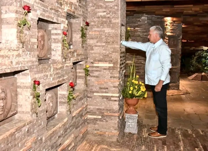 Fidel Castro Ruz calificó al Che de “gigante moral” y a él, y a sus hombres, como un refuerzo, como un destacamento de combatientes invencibles, que llegaban a luchar junto a nosotros y a escribir nuevas páginas de historia y de gloria.
17 de octubre de 1997
#FidelPorSiempre