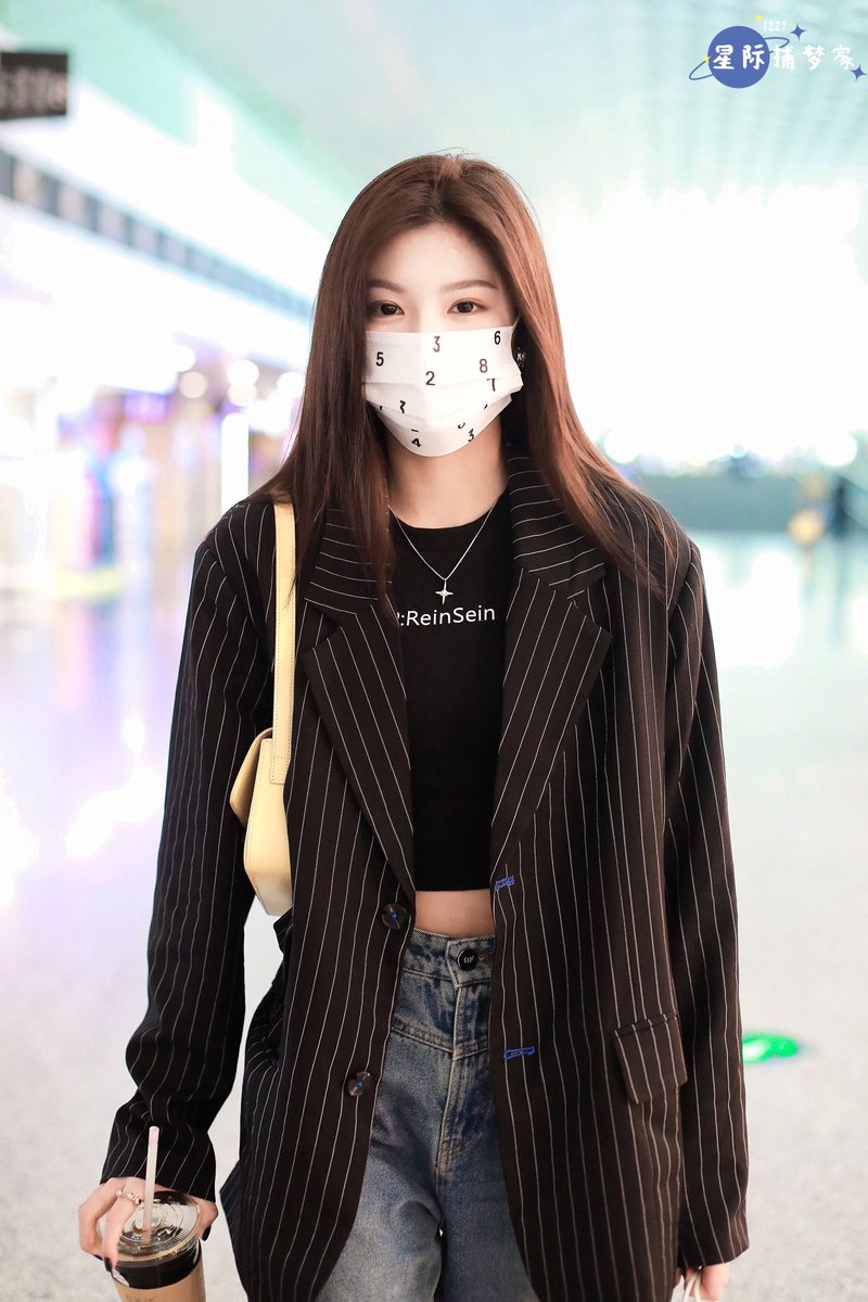 20001229yr's tweet photo. 221022 hgh 출발
 #에버글로우 #왕이런 #이런 #王怡人 https://t.co/cyXVOjsXgF