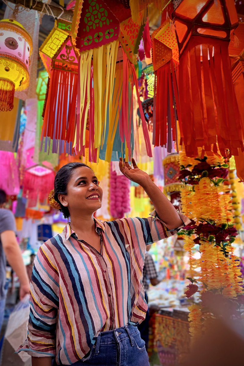 कंदिलें अपनी जगह हैं 🤭☺️

#कवीहुँमैं #हेमांगीकवी #तीसावळीगं #kavihunmain #hemangikavi #thatduskywoman #festivevibes #कंदिल #कंदिलगल्ली #माहीम