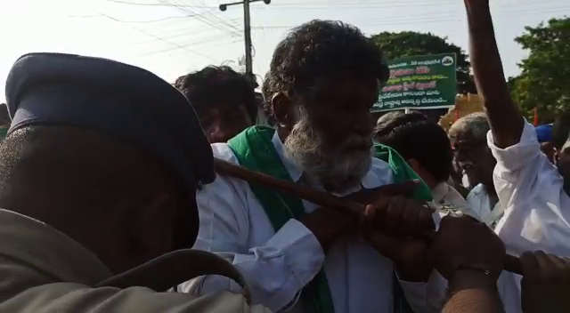 amaravatigalam's tweet photo. న్యాయబద్దంగా చేస్తున్న పాదయాత్రను అడ్డుకుంటున్న పోలీసులపై రైతులు ఆగ్రహం వ్యక్తం చేశారు. రైతులు ప్రశ్నించినందుకు పోలీసలు వారిని లాఠీలతో నెట్టేశారు. దీంతో ఉద్రిక్త వాతావరణం నెలకొంది.
#AmaravatiGalam #MahaPadayatra #Amaravathifarmers #oldwomenattack #policeoveraction #policedadi https://t.co/Hk38QEWagn