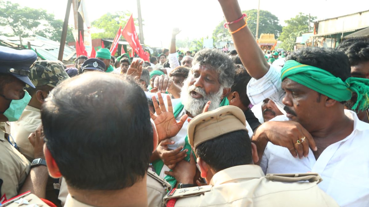 amaravatigalam's tweet photo. న్యాయబద్దంగా చేస్తున్న పాదయాత్రను అడ్డుకుంటున్న పోలీసులపై రైతులు ఆగ్రహం వ్యక్తం చేశారు. రైతులు ప్రశ్నించినందుకు పోలీసలు వారిని లాఠీలతో నెట్టేశారు. దీంతో ఉద్రిక్త వాతావరణం నెలకొంది.
#AmaravatiGalam #MahaPadayatra #Amaravathifarmers #oldwomenattack #policeoveraction #policedadi https://t.co/Hk38QEWagn