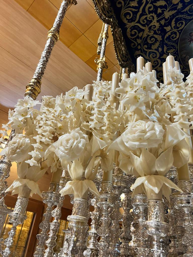 PrendimientoAlm's tweet photo. Una de las tradiciones más especiales, se vivió de nuevo en #elPrendimiento con motivo de la #MagnaAlmeria22, el rito de fundir la cera que iluminará a Ntra. Sra. de la Merced se consumó anoche.

Agradecidos a N.H. Ico Marín que anoche cumplía 40 años realizando esta labor. https://t.co/uGPPOBlJN6