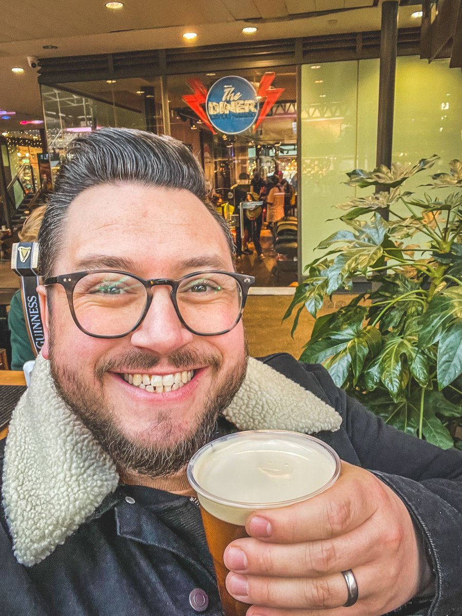 MrsFloatyman's tweet photo. Happy Birthday ⁦@JamieSpafford⁩  lots of love always mum and dad xx 🥂🥰🎂 https://t.co/M4cbR27RQ4