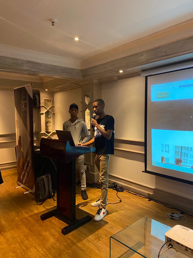 Geekulcha's tweet photo. Kedi Morning Status update presentations🕺💃

#PowerToActHack https://t.co/bf4upBt5vW