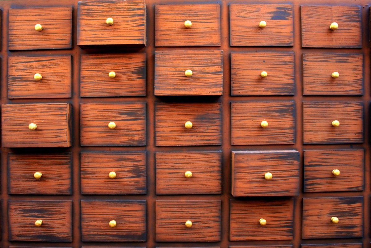 Mi amigo Luis, que acaba de casarse, me ha pedido que le acompañe a visitar la casa que tiene la intención de comprar. Mientras él se dedica a revisar puertas, ventanas y grifos, yo curioseo por las habitaciones, abro armarios y cajones, pero están todos vacíos>>>