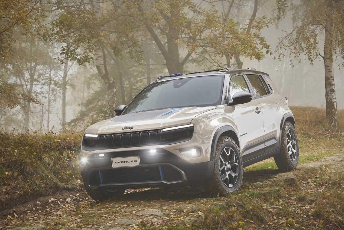 Check out our reveal story of the Jeep Avenger 4x4 - an off-road concept based on the firm's miniature EV SUV: bddy.me/3TnniiY
