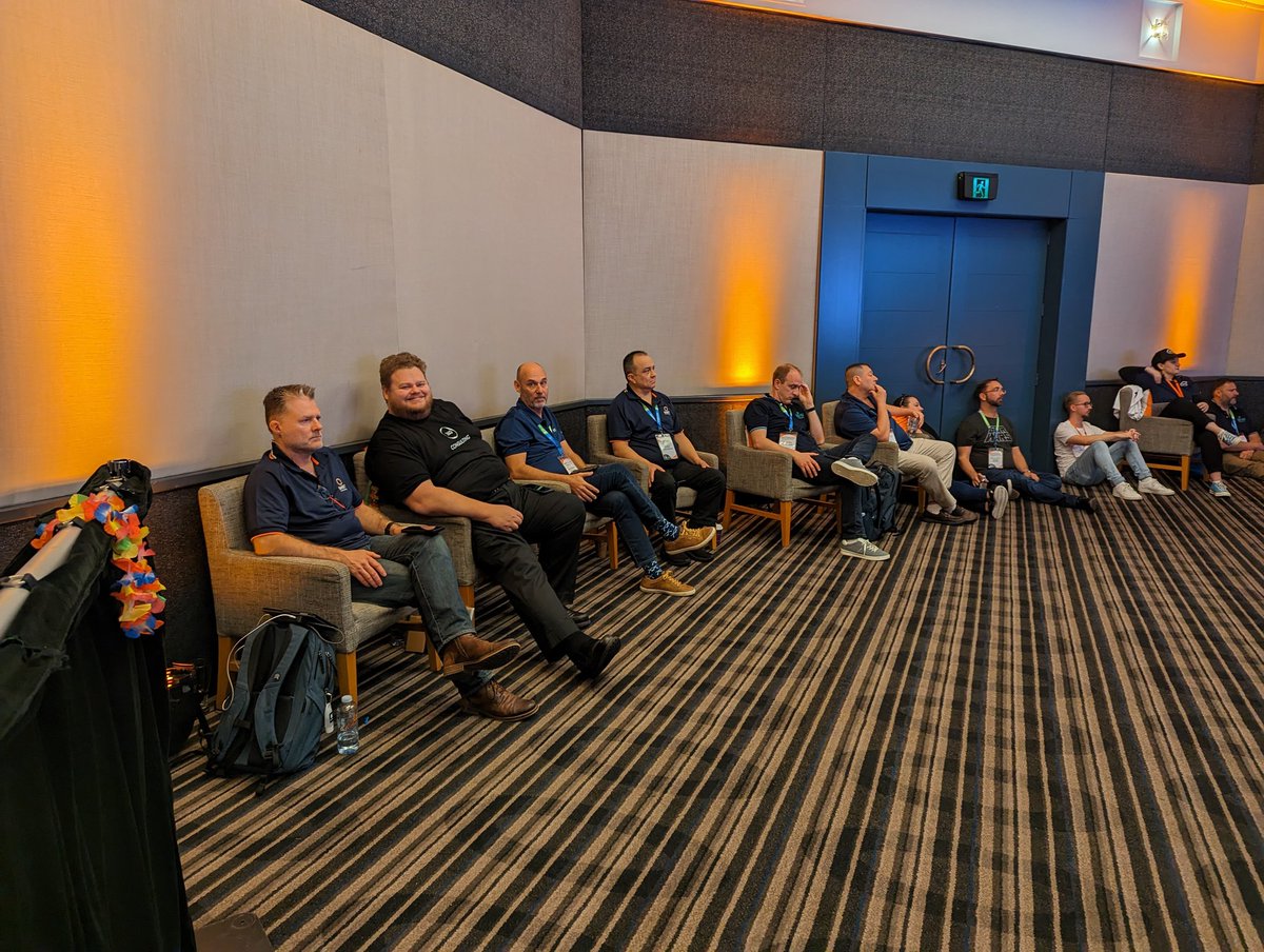 SMBITProANZ's tweet photo. Last but most certainly not least, we have the one and only outstanding James Eling wrapping up the conference. Work smarter, not harder! Know where the puck is going to be. #SMBiT2022 #locknote #blackswan #cultureisking #change #strategy https://t.co/ajNCu6Tn3s