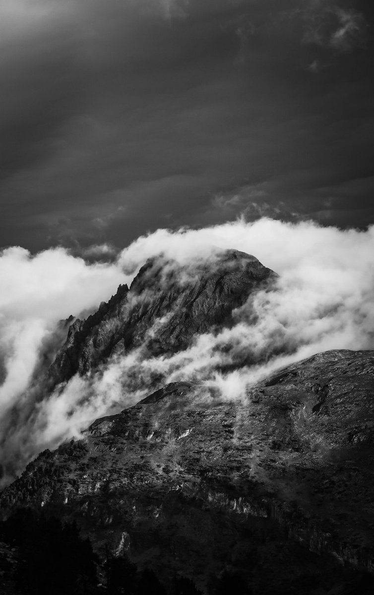 El Salvaguardia desfentse dels núvols gràcies al fort vent del sud