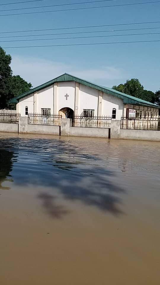 enDougs's tweet photo. My people in Edo North are currently experiencing the worst flood in history as villages have now become rivers. The flood has submerged their houses, farms and investment, and there seems to be no help from anywhere. We are soliciting for help to save our people

#EtsakoFlood https://t.co/k6K8jAt6l8