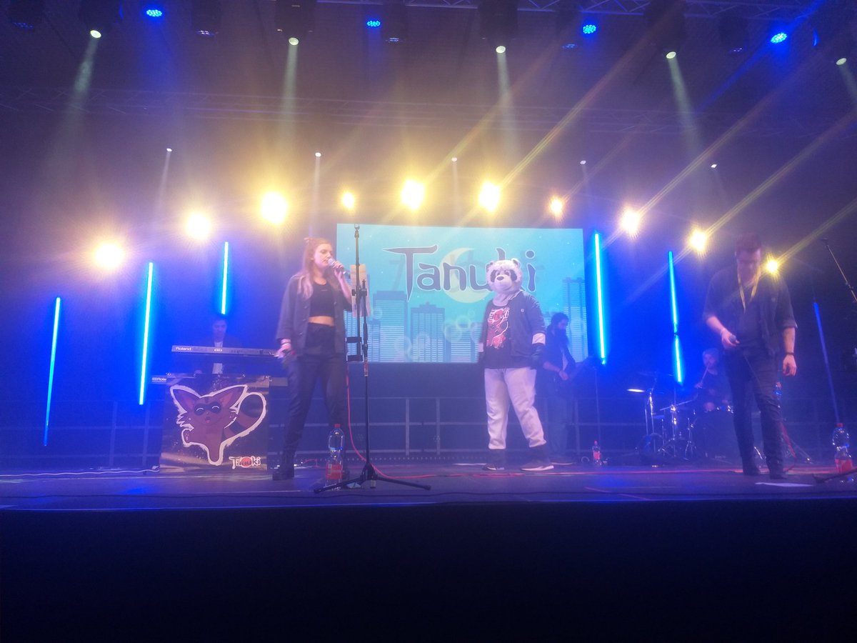 Was ein Konzert! Musste mich so zusammenreißen, nicht laut mitzugrölen. Hab ja noch mein Konzert am Sonntag. Aber Tanuki haben der <a href="/MEXBerlin/">MEXBerlin</a> irre eingeheizt. Der Saal hat getobt. Wow. Was ne Hammerstimmung.

#anime #mexberlin #Animeband #Tanukiband