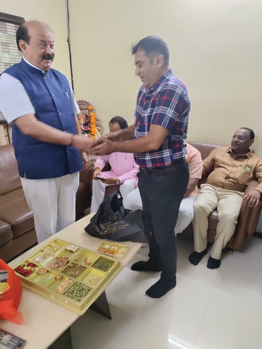 Chetank79665132's tweet image. 24x7 ખરા અર્થ માં છે શ્રી પૂર્ણેશભાઈ મોદી. #HBDPurneshModi24x7