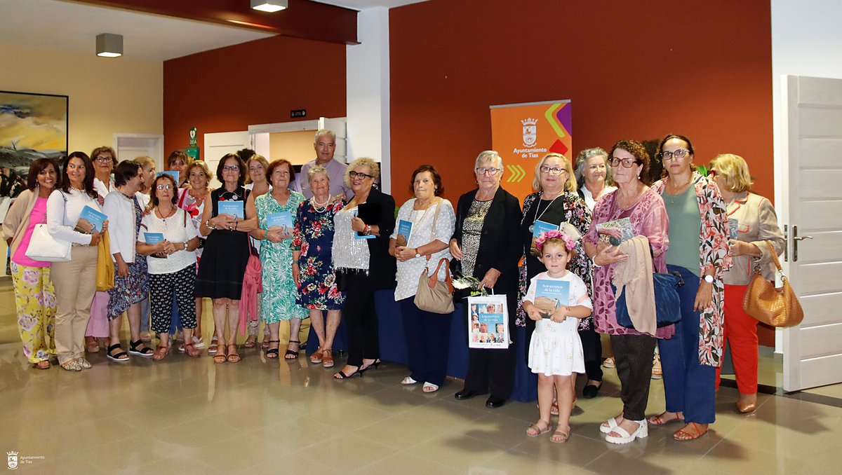 📘 ¡Ya tenemos las fotos de la Presentación del Libro y Cortometraje de Los Secretos de la Vida! . 👉🏻 Ayer se celebró la presentación del libro y cortometraje Los Secretos de la Vida. Doce miradas sobre la historia de Tías, en el Teatro Municipal . 📸 flic.kr/s/aHBqjAc8zC