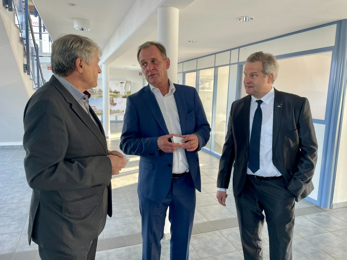 Erste Investoren: Energ4Future und Hy2GEN auf dem Green Areal Lausitz (GRAL) in Cottbus-Drewitz👏. Über 60 Teilnehmer trafen sich zum 28. Treffen des Wirtschaftsverkehrsnetzwerk #Lausitz gemeinsam mit dem IHK Verkehrsausschuss 👔. Mehr zum GRAL ➡️ bc-production.pressmatrix.com/de/profiles/6b…