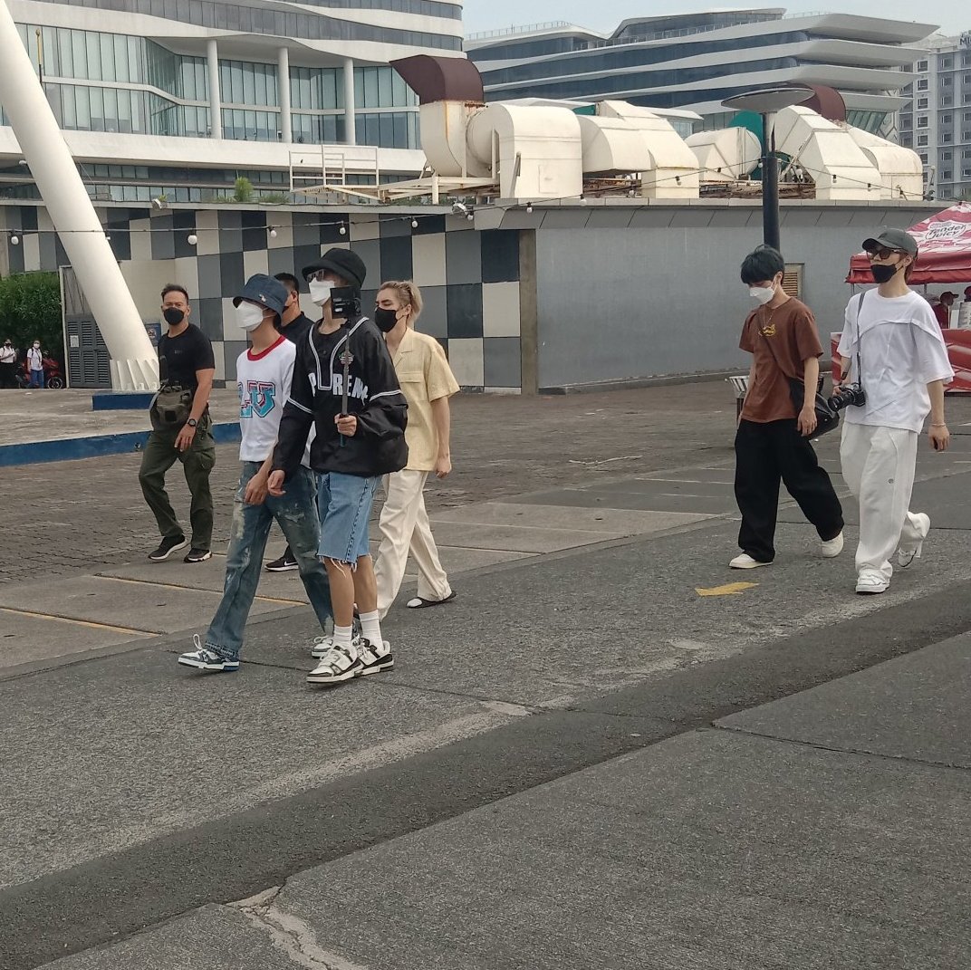 yangyang holding a camera which means they're filming a vlog everyone WAYVLOG IN PH !! 🥹🫶🏻