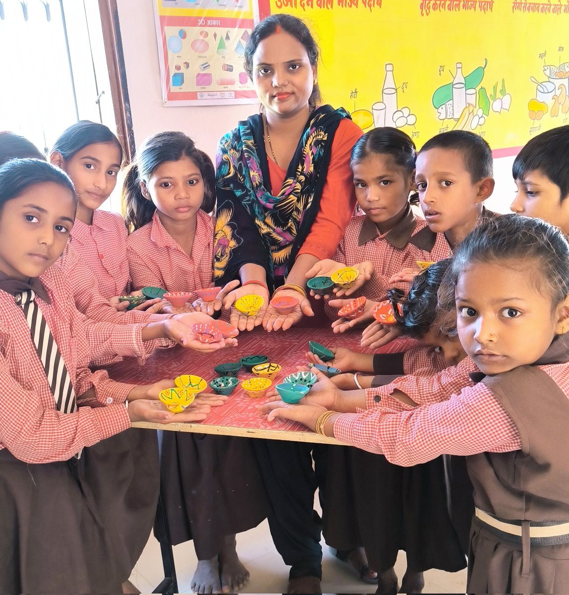 ShaliniBhasker's tweet photo. Diwali celebration🎉🎊 in my school. Lovely moments with kedoss 😇😍🥰🤩🥳#rangolimaking #diyadecore @UPMahilaSsangh @BasicShiksha @UPBasicShiksha @NipunKheri @singhUpasnaIHT @TerminatedStaff @YdvArvind2 @AnilKum76532093 https://t.co/I6mSeOfhhS