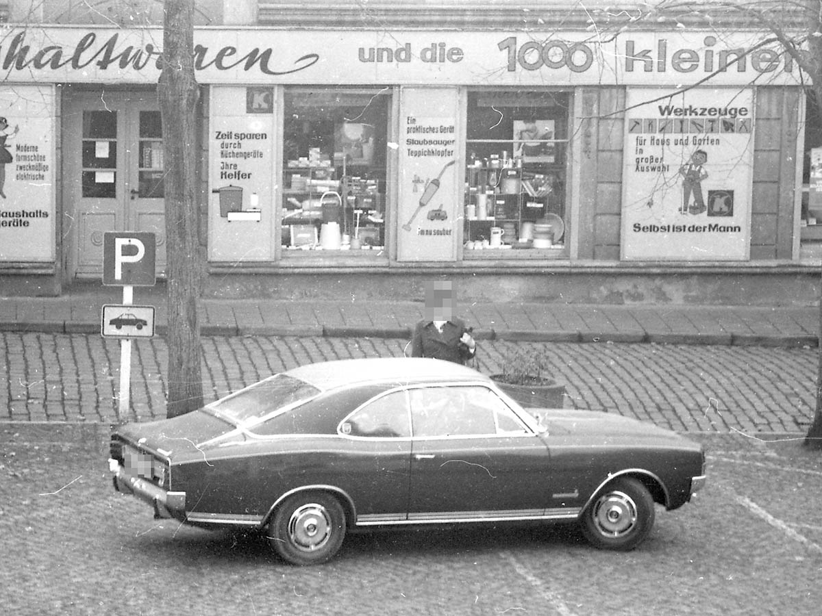 StasiArchiv's tweet photo. Das #ExploreYourArchive-Motto im Oktober #EYACommunity nehmen wir zum Anlass, Sie wieder einmal zur #Spurensuche einzuladen. Zu vielen MfS-Fotos suchen wir Kontext, Datierung oder Ortsangaben. Helfen Sie uns, die Infos zu finden? π
Zu den Spurensuchen π https://t.co/vjhTW34dq0 https://t.co/yBJ1gAX3Ma