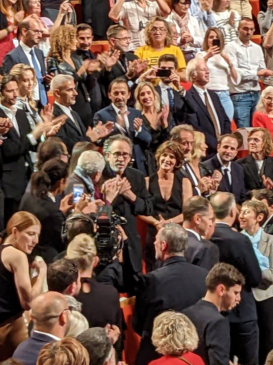 Accueil phénoménal hier soir pour #TimBurton, 14eme Prix Lumière du <a href="/FestLumiere/">Festival Lumière</a> . Des festivaliers admiratifs et des fans déchaînés, un réalisateur culte réellement ému ! Passion #cinema 🎬 #Lyon