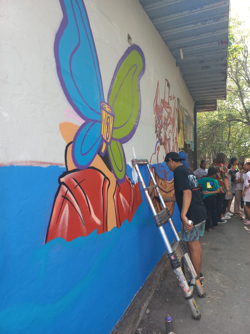 FranceJakartaID's tweet photo. 🎨 The street-art sessions are finally taking place in Marunda! Our artists are painting over the places that are regularly flooded. Thanks to GarduHouse for these incredible artists !

#metis 
#thinkcity 
@AFD_en 
@MarcelliJP 
@SophieChapps https://t.co/hpfeK6PUST