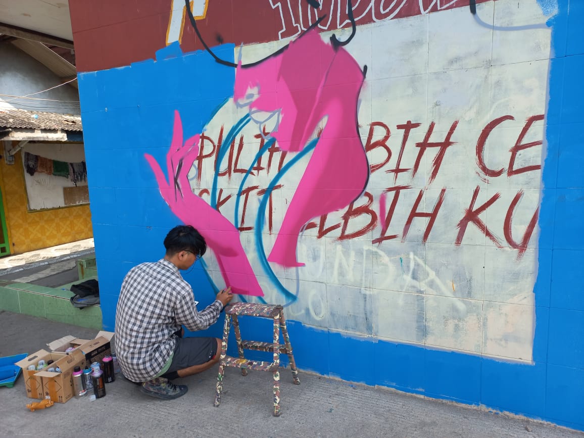 FranceJakartaID's tweet photo. 🎨 The street-art sessions are finally taking place in Marunda! Our artists are painting over the places that are regularly flooded. Thanks to GarduHouse for these incredible artists !

#metis 
#thinkcity 
@AFD_en 
@MarcelliJP 
@SophieChapps https://t.co/hpfeK6PUST