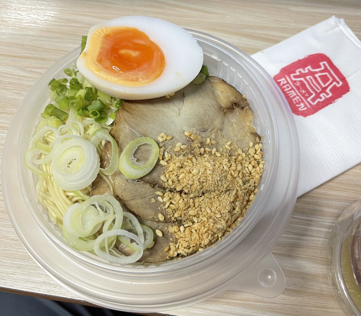 naturecafe2022's tweet photo. Grabで初めて、ラーメン🍜をデリバリーしてみた。プロモーションで96バーツ❕
麺ものびてダメだろーと半ば遊び感覚で。
美味かった❕😁
配置距離が300mだったからか⁈
ただ、自分は何を食っても美味しいと思う人間。グルメとは縁遠い存在😭
#Aramen
#Aらーめん https://t.co/CQ4INXKSKH