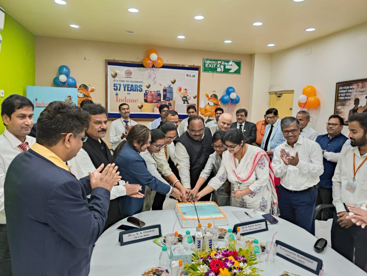 Celebration of brightening homes &amp; lives for 57 glorious years as #Indane completes 57 years of unmatched service.
Cake cutting was done at Durgapur LPG Bottling plant on this occasion. #Indaneday