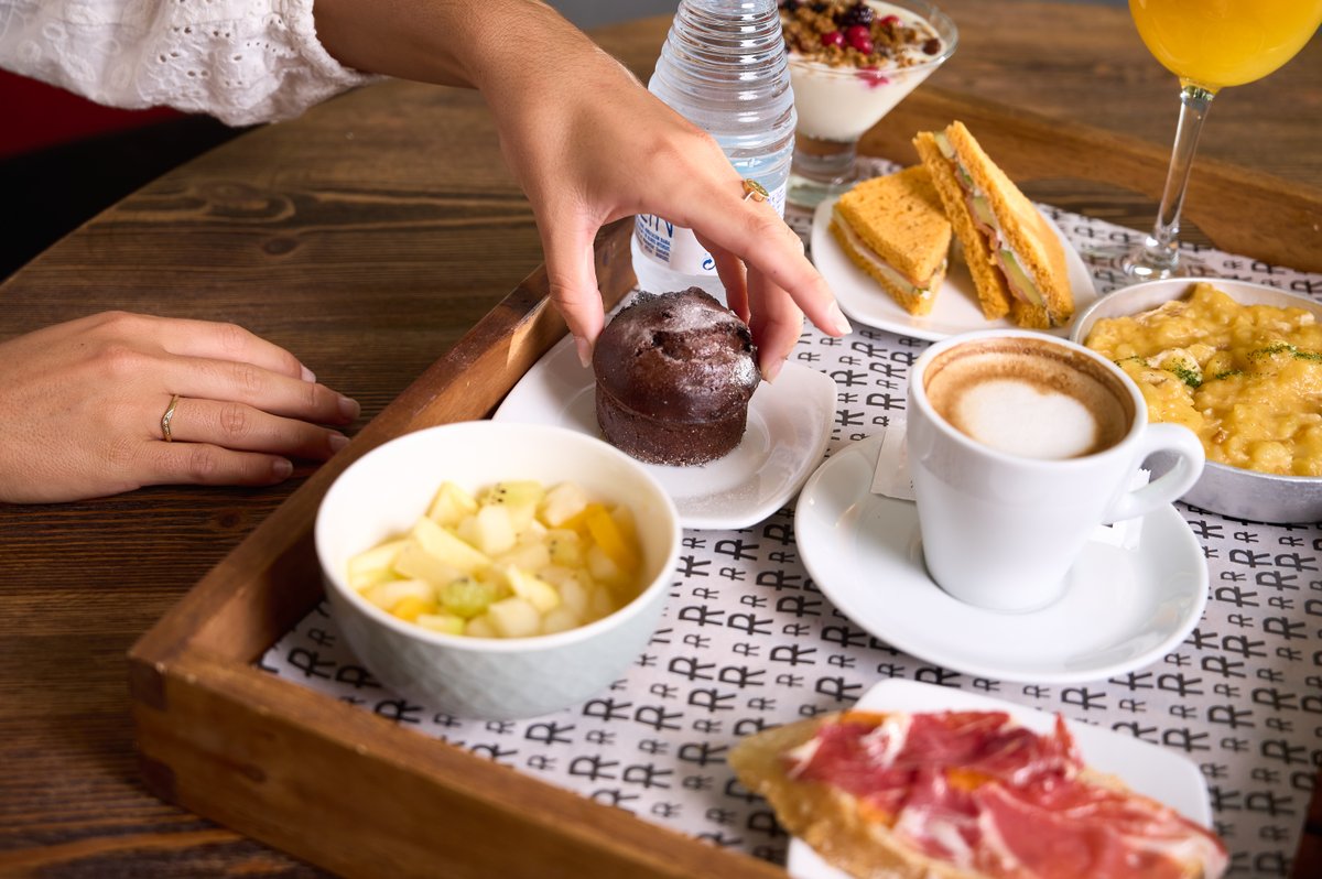 Empieza el día con un buen desayuno 😋☕

Desayunos completos, para los más dulces y los más salados 🥐🍴

¿Cuál es tu desayuno favorito?