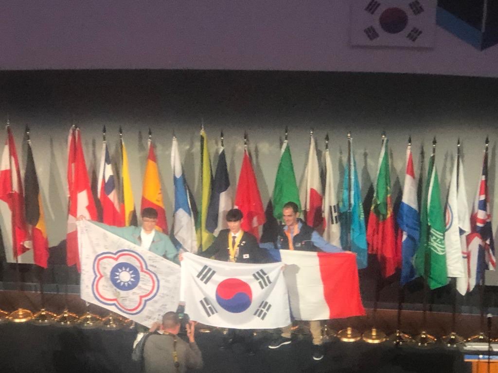 tierceli's tweet photo. Épreuves de #Metallerie aux @WorldSkills à Cleveland. Médaille de bronze 🥉 pour le candidat français Guillaume Oswald 🇫🇷🇫🇷👏👏👏 #Equipede FranceBtp https://t.co/hSRDNy2SnU