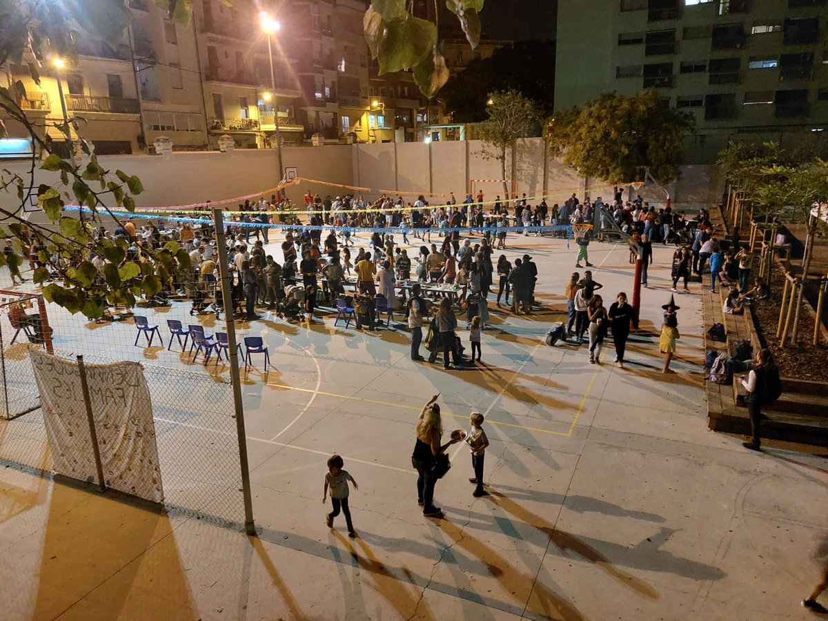 AFA_DeLesAigues's tweet photo. Nit màgica ✨ La germanor de les famílies no només és el nom del sopar, és la realitat d’una escola plural i orgullosa que celebra la diversitat 🥰 els infants ens uneixen i amb el menjar ho celebrem. Per molts més sopars així, https://t.co/qA41i8IcV3