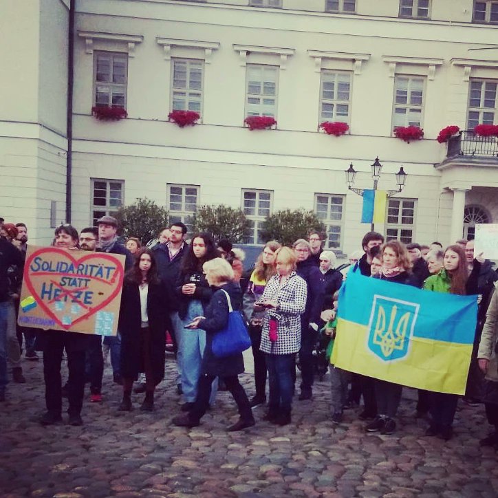 HRONazifrei's tweet photo. Nach dem furchtbaren Brandanschlag auf eine Unterkunft für Geflüchtete aus der Ukraine haben sich rund 150 Personen am Freitagnachmittag in #Wismar zu einer Mahnwache zusammengefunden, um ihre Solidarität mit den Menschen zu zeigen. Danke an alle, die da waren! #GroßStrömkendorf https://t.co/xDEEBQno1O