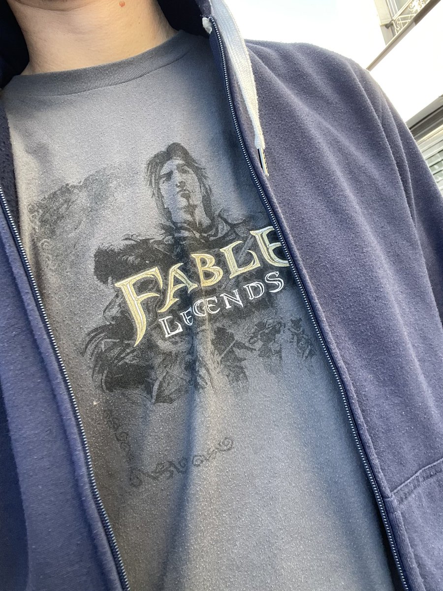 maxbesnard's tweet photo. Mon t-shirt pour aller courir >>>>> ta garde-robe 

#fablelegends https://t.co/F3FuvP4Aa3