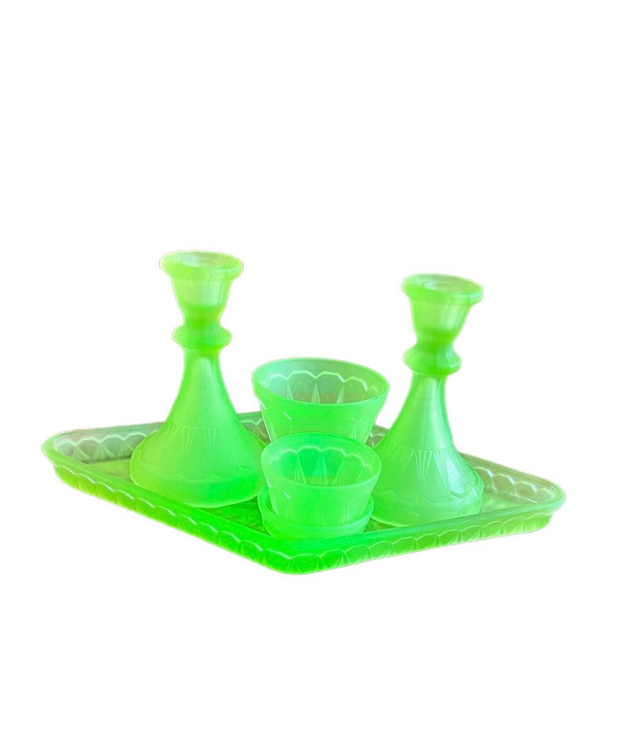 loveretrocrafts's tweet photo. Art Deco uranium dressing table set, English maker uranium glass set, Jobling uranium glass 6 pieces, Jobling pattern number 2626. https://t.co/VVhTI0Pczn #collectiblesglass #artdecouranium #uraniumglass #uraniumcandlestick #dressingtableset #uraniumtray https://t.co/KGT2VrRVKn