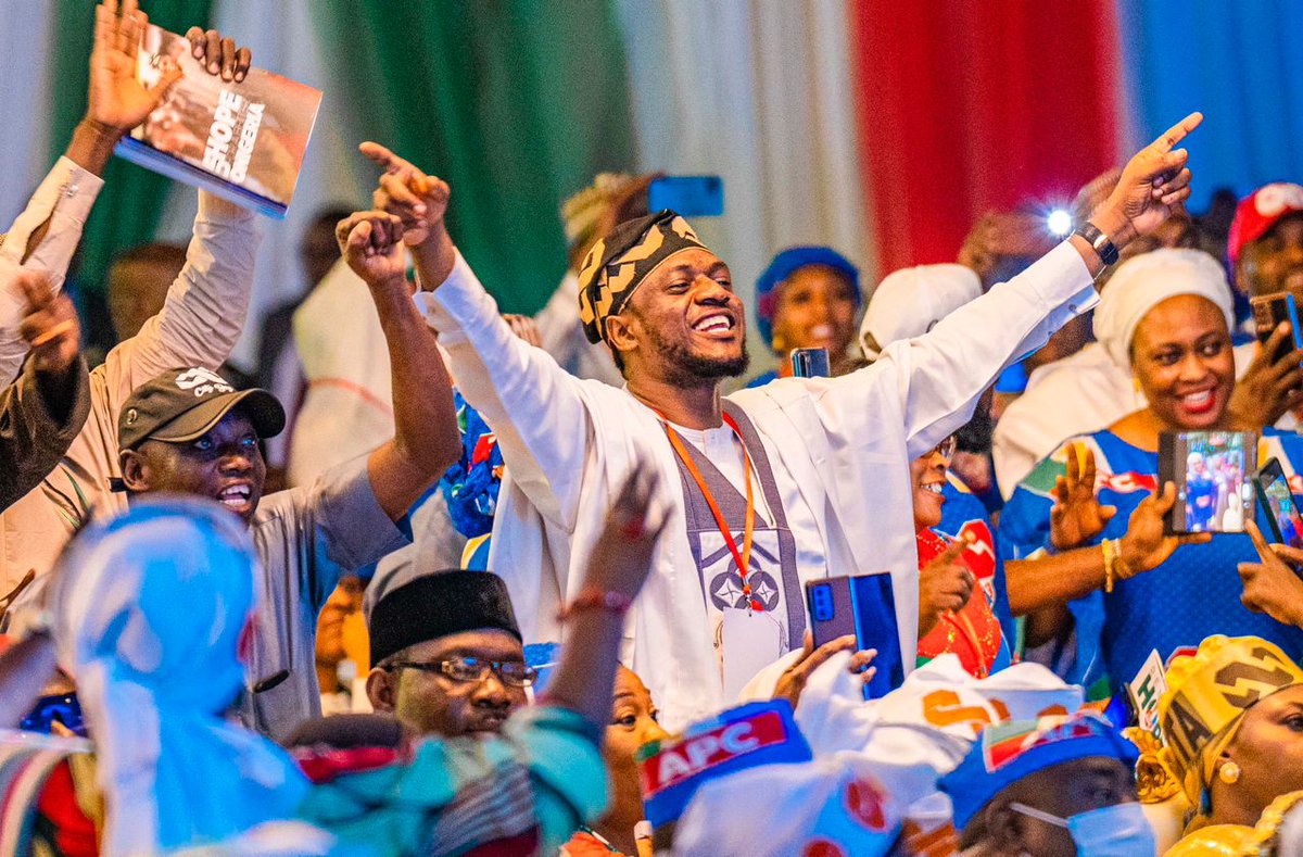 OfficialAPCNg's tweet photo. “I seek to become the next president of Nigeria because I know the way. My experience &amp; past performance assure that. It will be through collective effort &amp; national endeavour that we join hands, cross divides, &amp; achieve our vision,” - @officialABAT

#RenewedHope2023
#BATKSM2023 https://t.co/WQhYrPAMFL