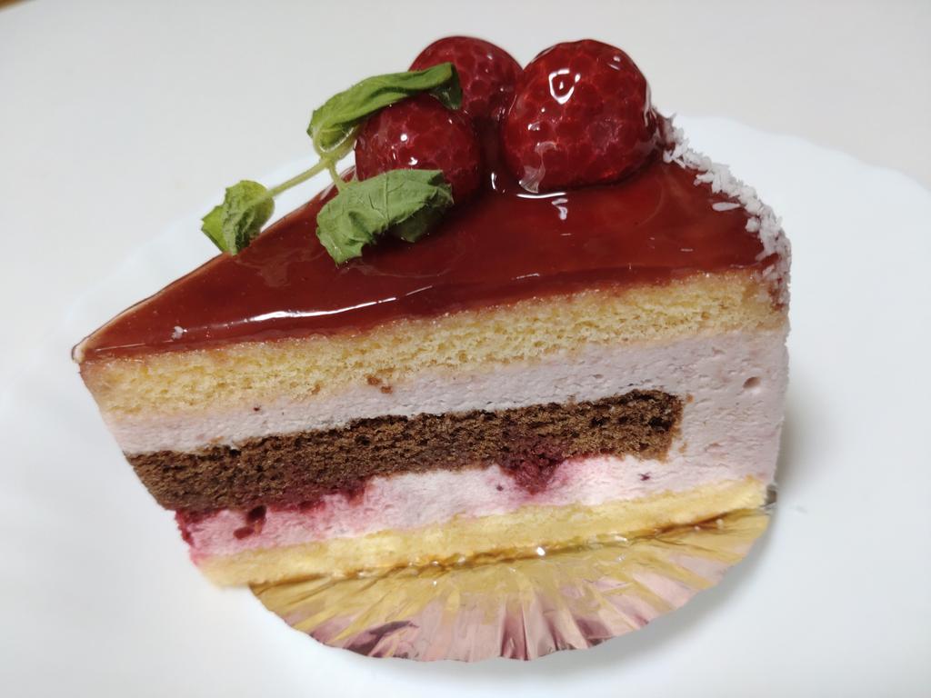 🍰あまおうショート🍰 イチゴの王様「あまおう」を使ったショートケーキ。程よい甘さで美味しい！ ケーキ教室も開いている街のケーキ屋さんのショートケーキ、ナイスです！