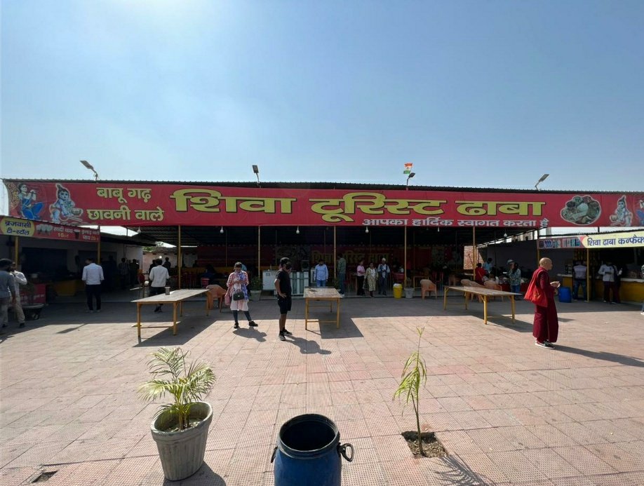 sonjoy_mustafi's tweet photo. @UpsrtcCom Great Restaurant who personally  takes care of Govt officials. As buses deviate from the route by pass all the restaurant on the way like subway, costa and many more to reach Shiva Dhaba to have palatable unhygienic food. Washrooms are without water spilled with urine https://t.co/ip1zHqdCkB