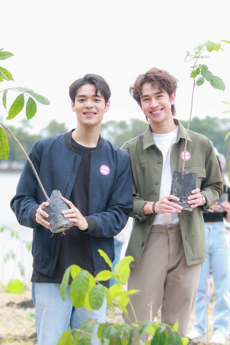 2 หนุ่ม ฟลุ้ค – ปูน ทำดีท้าแดด ร่วมกิจกรรมปลูกป่าฉลองครบรอบ 24 ปี “Sanook 24th Anniversary สนุกชวนปลูก ทำด้วยใจ โตไปด้วยกัน!” เมื่อวันศุกร์ที่ 21 ต.ค. 65 ณ สวนสาธารณะ บึงหนองบอน เขตประเวศ >>starupdate.com/?p=661426 #poon_mit12 #เจ้าแก้มก้อน #Fluke_Natouch #สนุกชวนปลูก