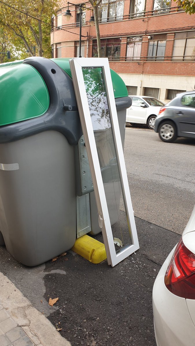 rafamarolc's tweet photo. @leroymerlin_es increíble y lamentable que cambiéis un cristal y lo dejéis de esta manera tirado en la calle🤬🤬🤬. Luego haréis alguna campaña diciendo que cuidáis el medio ambiente. https://t.co/skedSNHMhv