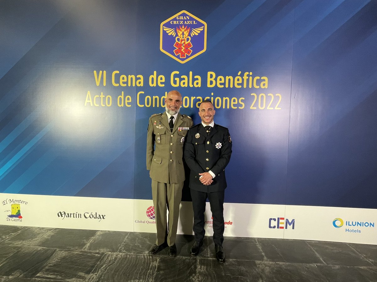 alvarojgarcia84's tweet photo. Yo solo era un niño que soñaba con ser Policía… y hoy soy condecorado con la máxima distinción de la Orden Gran Cruz Azul de Emergencias de Madrid, la “Gran Cruz Azul”, va por todos mis compañeros del Cuerpo de la Policía Local de Melilla. https://t.co/kSDBmSFyPw