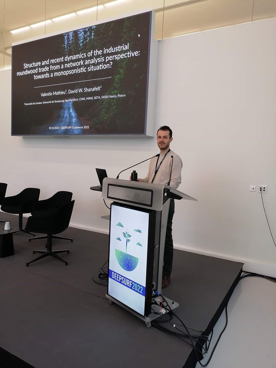 SergioMGarcia's tweet photo. @IMPACT_Deepsurf conférence, bravo à @vmathieu25 doctorant @beta_economics pour son prix de meilleur jeune chercheur et sa présentation sur l'analyse du commerce mondial du bois par les réseaux ! https://t.co/Ihbo4SgJ6N