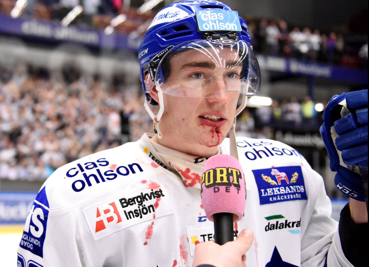 Superstars_nu's tweet photo. 2016 var året då vi senast gjorde det.
Idag kommer det ske igen, idag kommer vi i Leksand Superstars att hedra den här personen på vårt alldeles speciella sätt. För den han var på isen, för allt han gjort för färgerna och skölden, för den människa han är!
#krigare #LTJD #medlem https://t.co/HsvXXZxlle