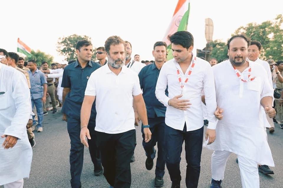 fazalkhaninc's tweet photo. @DelhiPYC के अध्यक्ष भाई @RannvijayLochav जी ने #BharatTodoYatra मे जन जन के नेता आदरणीय श्री @RahulGandhi से युवाओं के मुद्दों पर चर्चा की 
मिले कदम जुड़े वतन 
#MyLeaderRahulGandhi https://t.co/kSuFCMcDfz