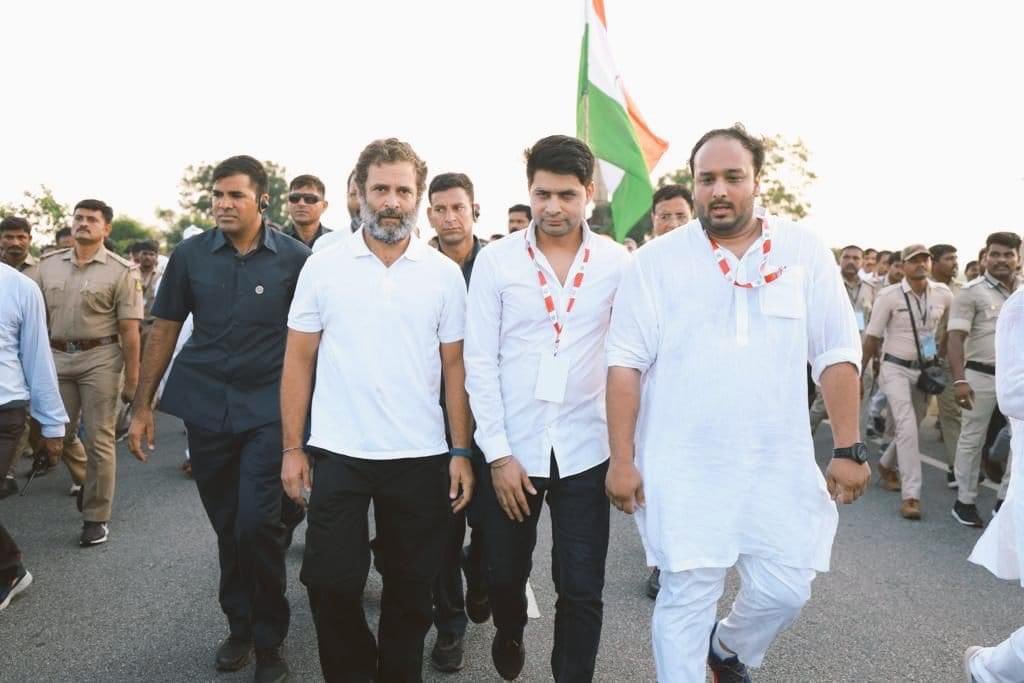 fazalkhaninc's tweet photo. @DelhiPYC के अध्यक्ष भाई @RannvijayLochav जी ने #BharatTodoYatra मे जन जन के नेता आदरणीय श्री @RahulGandhi से युवाओं के मुद्दों पर चर्चा की 
मिले कदम जुड़े वतन 
#MyLeaderRahulGandhi https://t.co/kSuFCMcDfz