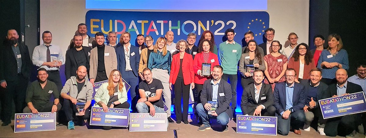 0/🧵 That's a wrap for #EUDatathon 2022 🏆! Here's the family photo of this year's winners (with Director-General @HardemanHildeML in the centre). Discover the first 🥇, second 🥈 and third 🥉 prize winners per challenge in the thread 🧵...