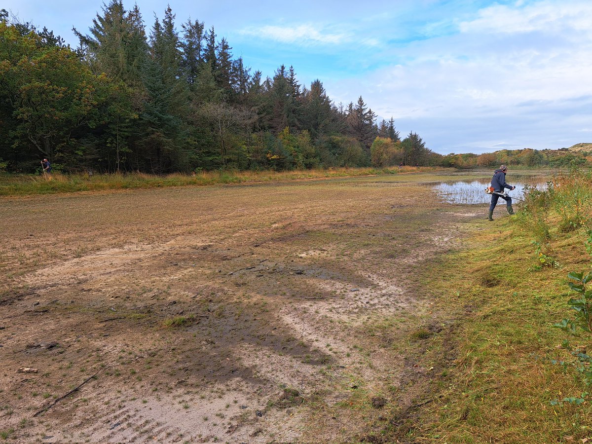 De ijsbaan wordt gemaaid om klaar te zijn voor een mooie ijsvloer. Nu wachten op het juiste weer... #schaatsen #hoorn #Terschelling