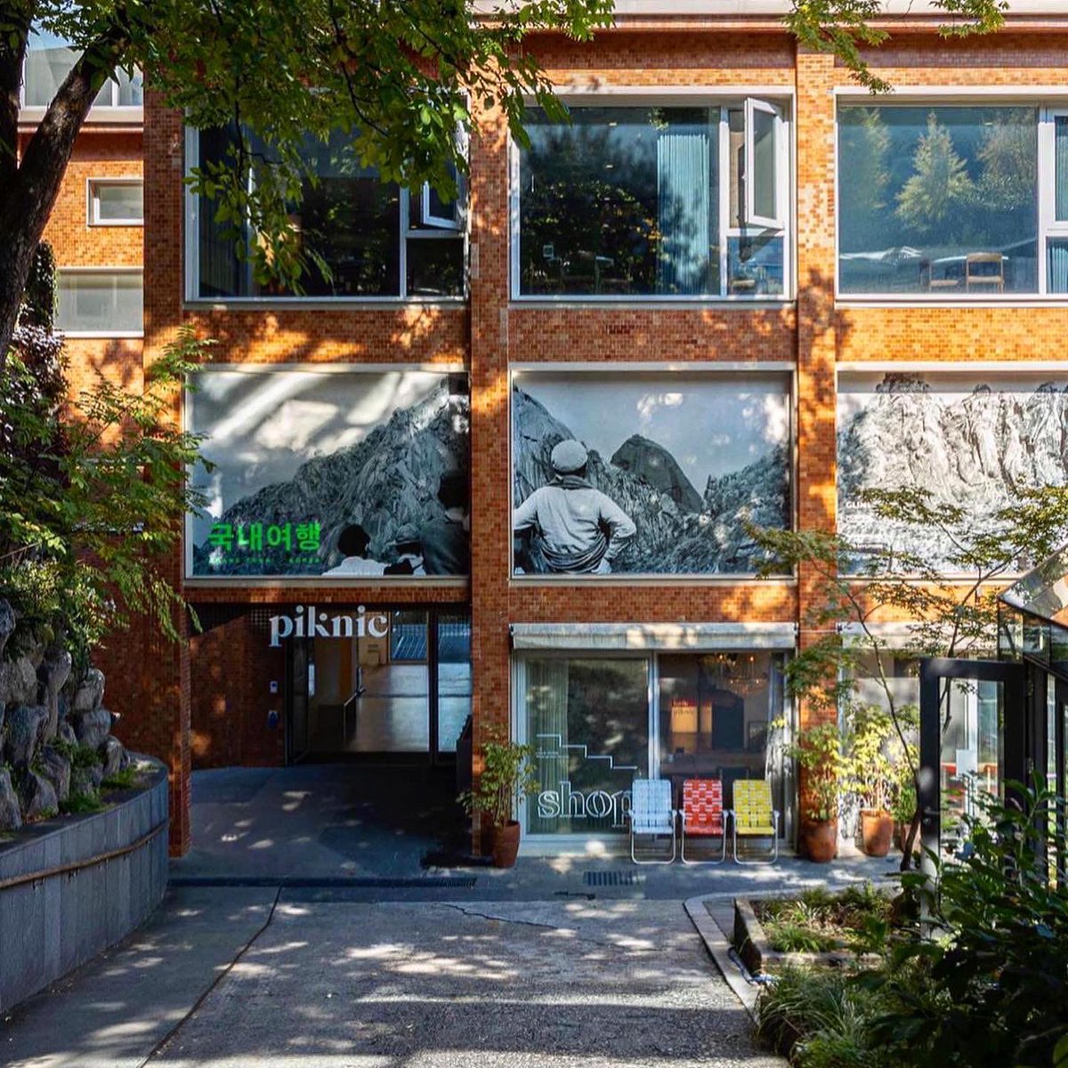 youlhwadang's tweet image. 피크닉의 새 전시 ‘국내여행’의 한 코너로 산악사진가 김근원의 작품이 전시되고 있어 프리뷰에 다녀왔습니다. 건물 정면 유리를 채우고 있는 저 흑백 사진, 어디서 본 적 없으신지요? 네, 작년 오월 열화당에서 출간된 『산의 기억: 사진가 김근원의 산과 사람들』의 표지 사진입니다.