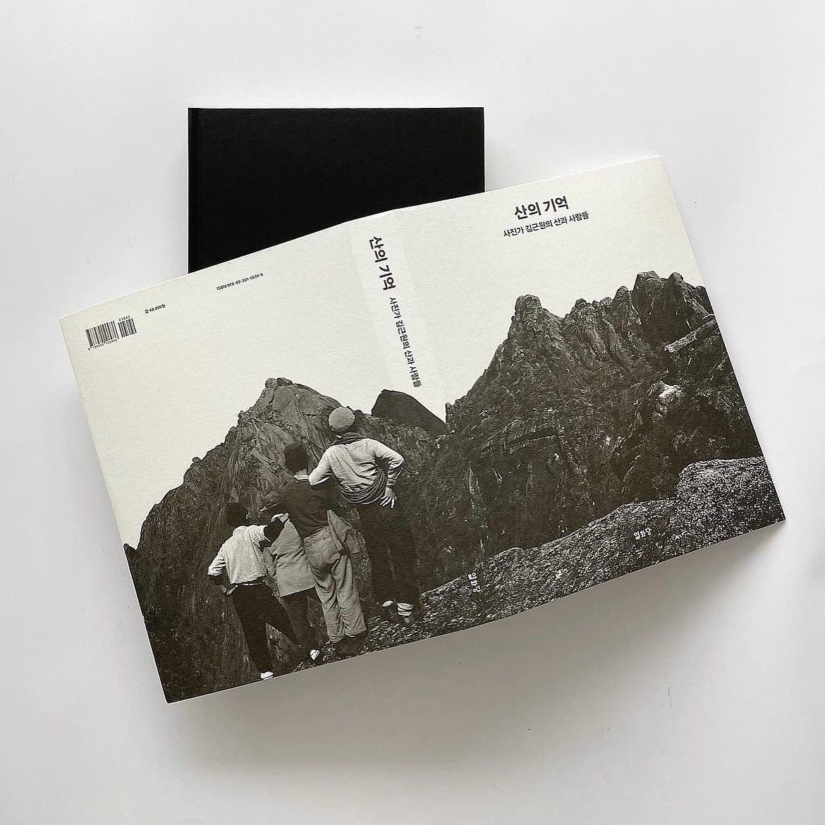 youlhwadang's tweet image. 피크닉의 새 전시 ‘국내여행’의 한 코너로 산악사진가 김근원의 작품이 전시되고 있어 프리뷰에 다녀왔습니다. 건물 정면 유리를 채우고 있는 저 흑백 사진, 어디서 본 적 없으신지요? 네, 작년 오월 열화당에서 출간된 『산의 기억: 사진가 김근원의 산과 사람들』의 표지 사진입니다.